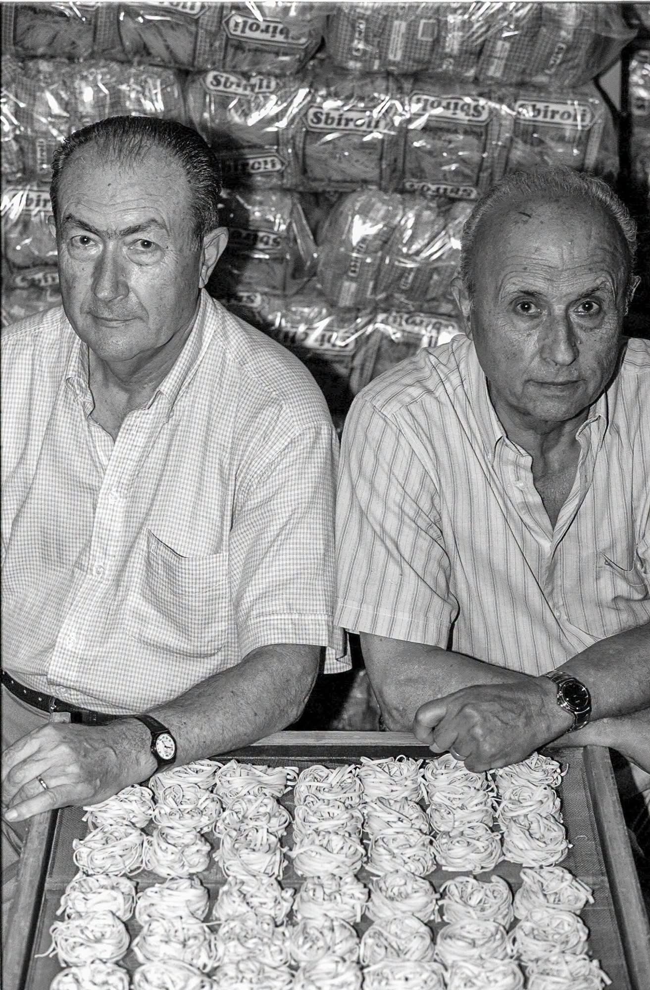 Fotografía histórica de la familia SBIROLI junto a sus pastas