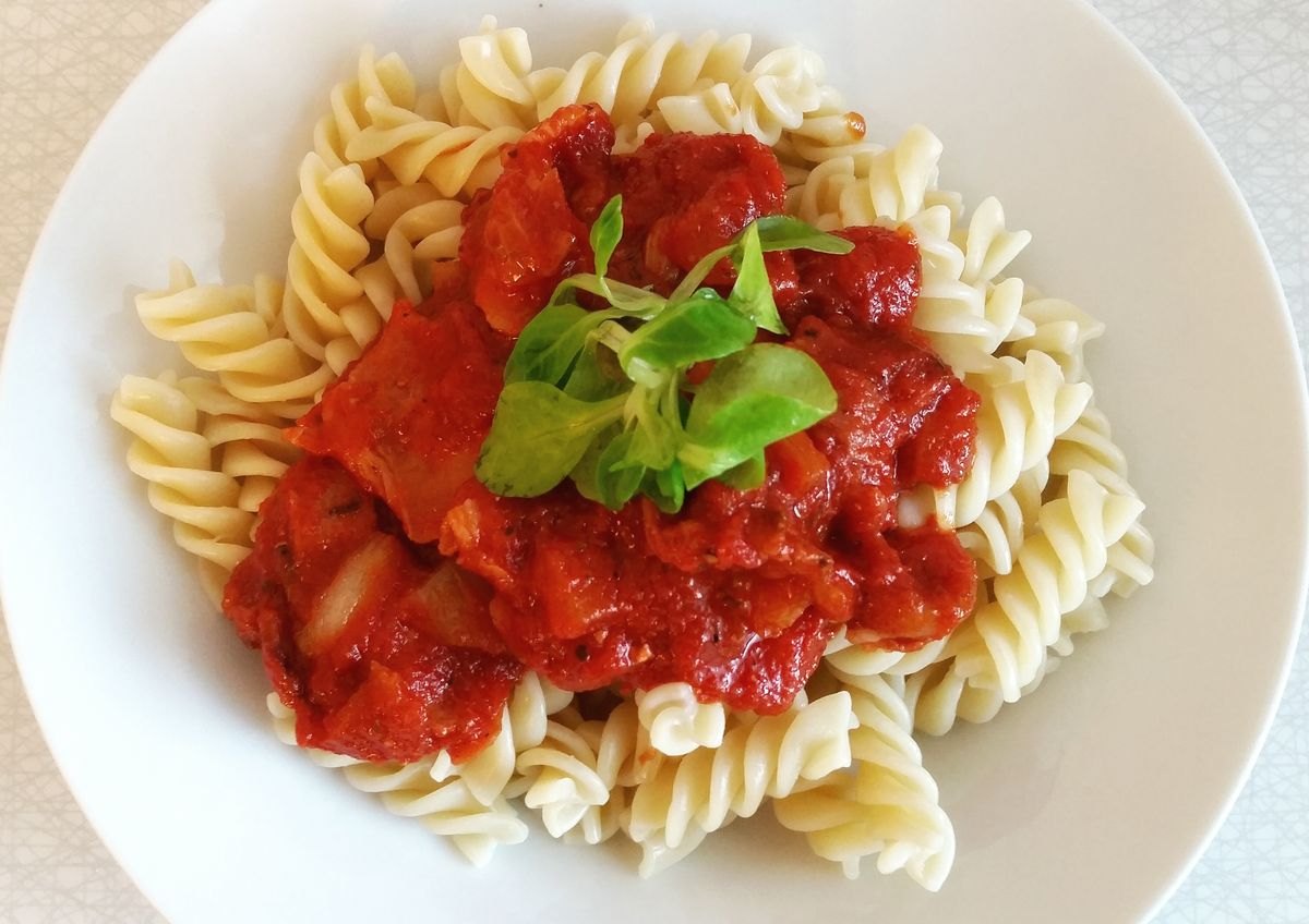 Plato de pastas con salsa, fotografía temporal
